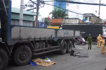 Một du khách nước ngoài tử vong vì xe tải cán