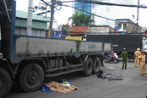 Một du khách nước ngoài tử vong vì xe tải cán