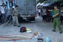 Chơi dưới đường, bé 3 tuổi bị xe cán chết