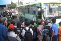 Giảng viên ngoại quốc bị xe buýt cán giữa trung tâm TP