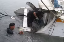 Hình ảnh canô chở 30 người bị chìm ở Cần Giờ