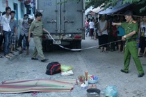 Chơi dưới đường, bé 3 tuổi bị xe cán chết