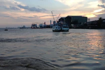 Ngã tàu xuống sông, một công nhân mất tích