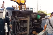 Cầu Sài Gòn tê liệt vì xe tải chở bia bị lật
