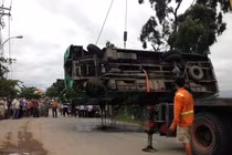 Cận cảnh trục vớt xe buýt mất lái lao xuống hồ nước