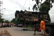 Cận cảnh trục vớt xe buýt mất lái lao xuống hồ nước