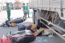 Em trai đau đớn thấy chị bị xe tải cán