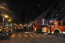 Cháy lớn giữa Sài Gòn, cứu 3 cụ già bằng xe thang