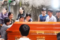 Thảm thương người mẹ ngã gục bên quan tài 2 con