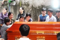 Thảm thương người mẹ ngã gục bên quan tài 2 con