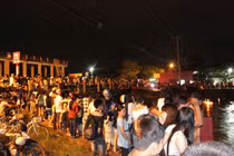 Hàng ngàn người méo mặt đi xem...kẹt xe!