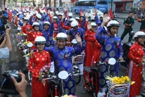 100 đôi uyên ương rước dâu xe đạp... “đại náo” TP HCM