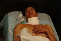 Đón con trước cổng trường, 2 phụ huynh bị…cắt cổ!