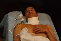 Đón con trước cổng trường, 2 phụ huynh bị…cắt cổ!