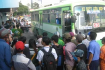 Giảng viên ngoại quốc bị xe buýt cán giữa trung tâm TP