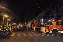 Cháy lớn giữa Sài Gòn, cứu 3 cụ già bằng xe thang