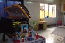 Nghẹn ngào tiễn đưa “chị bếp” về quê mẹ ngàn cây số