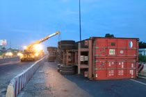 Xe container làm loạn xa lộ Hà Nội