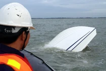 Lật ghe, 19 tấn nghêu mất trắng, 13 thuyền viên thoát chết