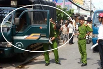 Mở cửa ô tô không quan sát, một phụ nữ chết thảm