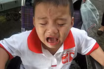 “Cháu bé bị cắt chân” khóc thét khi biết mất cha mẹ