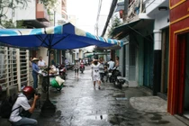 Kinh hoàng nam thanh niên dùng 2 dao cắt cổ tự sát 