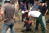 Nữ hiệu phó bị 2 tên cướp ép xe giật túi