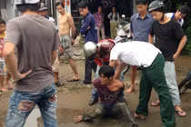 Nữ hiệu phó bị 2 tên cướp ép xe giật túi