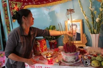 Đau đớn cảnh trẻ thơ ngủ ôm di ảnh cha