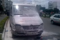 Xe 16 chỗ bốc cháy, khách tung cửa bỏ chạy