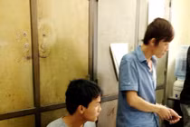 Hai tên cướp tiệm vàng sa đọa cùng gái trẻ