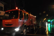 Cháy nhà lúc nửa đêm, một cụ già mắc kẹt