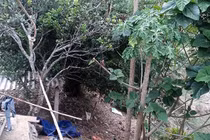 Đùa nghịch gần nhà, trẻ 6 tuổi bị bế ra sau vườn dâm ô