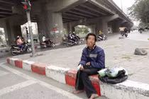 Cho tiền ăn xin: Giúp người hay làm xấu bộ mặt xã hội?