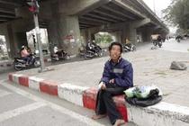 Cho tiền ăn xin: Giúp người hay làm xấu bộ mặt xã hội?