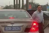 Nghi vấn Phó bí thư thường trực Ninh Bình đi xe có 2 biển số?