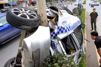 Hà Nội: Taxi Thăng Long bẹp rúm, ngửa bụng, 3 người nguy kịch