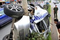 Hà Nội: Taxi Thăng Long bẹp rúm, ngửa bụng, 3 người nguy kịch