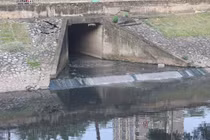 Cống nước thải xả trực tiếp ra sông, 100 năm nữa Tô Lịch cũng không hết ô nhiễm