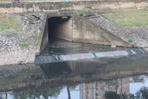 Cống nước thải xả trực tiếp ra sông, 100 năm nữa Tô Lịch cũng không hết ô nhiễm