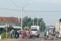 Xe biển xanh va chạm xe đạp điện khiến 2 mẹ con tử vong