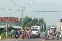 Xe biển xanh va chạm xe đạp điện khiến 2 mẹ con tử vong