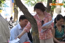 Tờ rơi quảng cáo bủa vây, làm phiền phụ huynh thí sinh