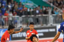 Những hình ảnh xấu xí đáng quên tại V.League 2015