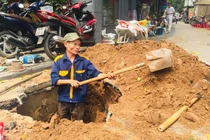 Những công nhân oằn mình làm việc dưới cái nắng đổ lửa