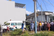 Hoảng hồn phát hiện thi thể không mặc áo treo cổ tự tử