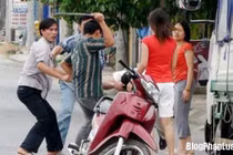 Con gái thuê côn đồ “dằn mặt” cha vì tranh chấp hàng cây