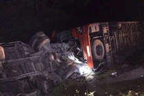 Xe khách tông xe tải trên cao tốc Pháp Vân: 21 người thương vong