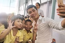 Công Phượng khiến fan nhí "phát cuồng"