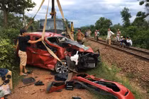 Bất ngờ nguyên nhân tàu hỏa tông ô tô bẹp dúm ở Bình Định